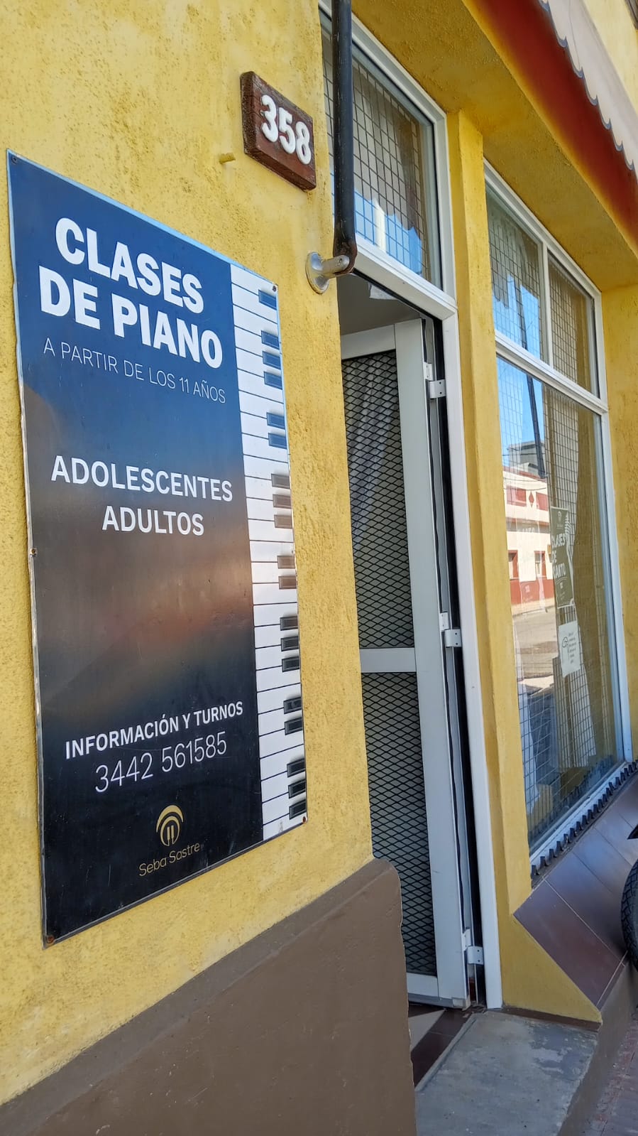 Frente de espacio de educacion musical sastre